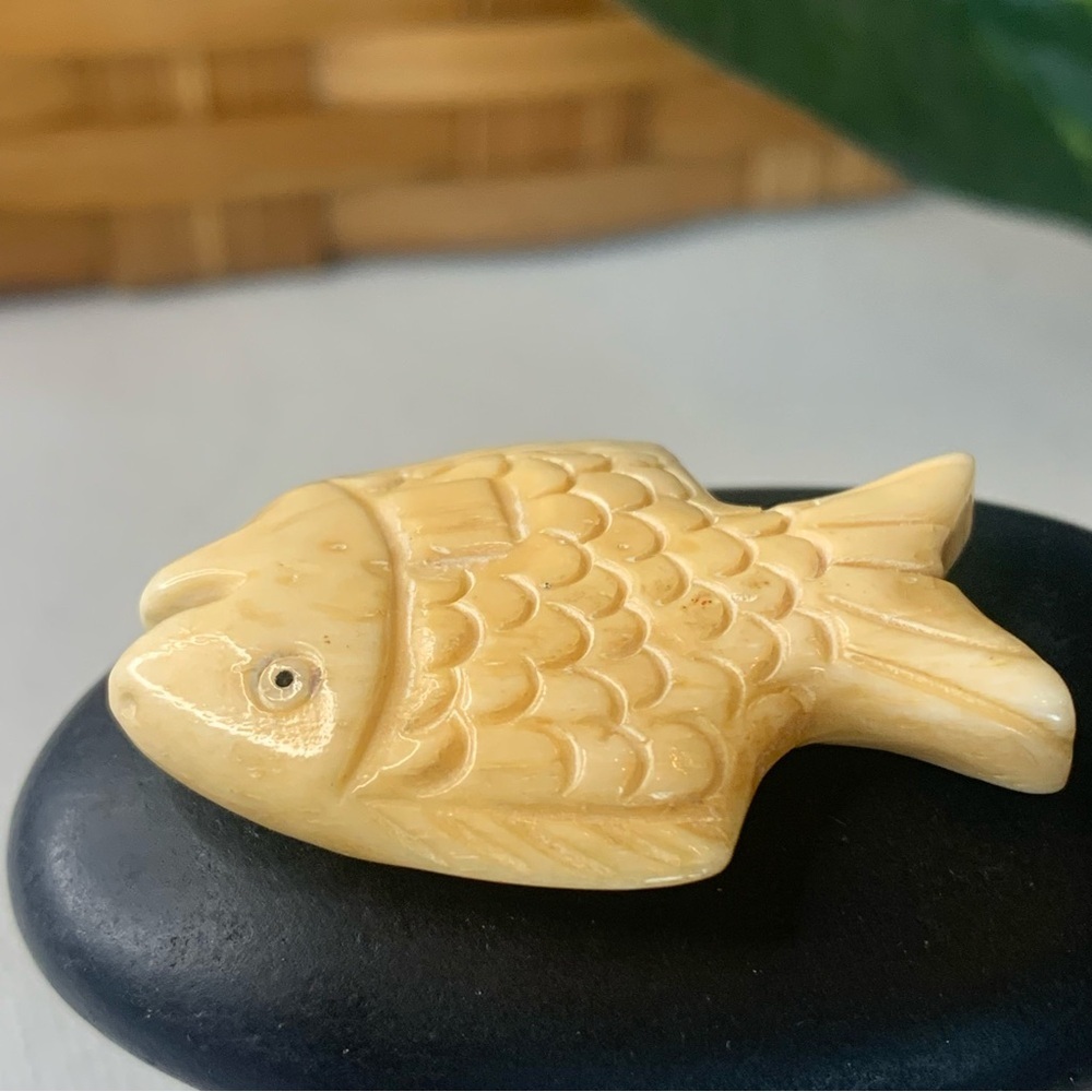 Natural Bone Carved Fish Fetish Bead Drilled Swimming Tropical Fish 1.5" Vintage - Picture 5 of 9
